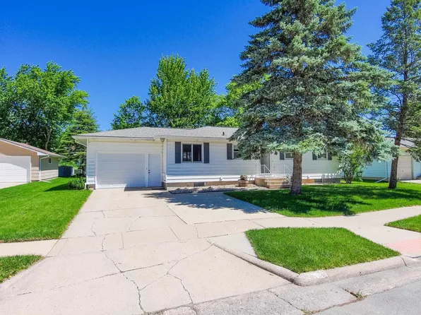 812 12th Ave NW, Waverly, IA 50677