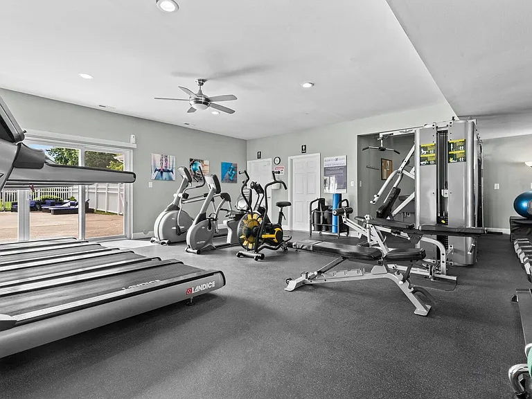 Bloomfield Square Apartments - Auburn Hills, MI — Photo 18