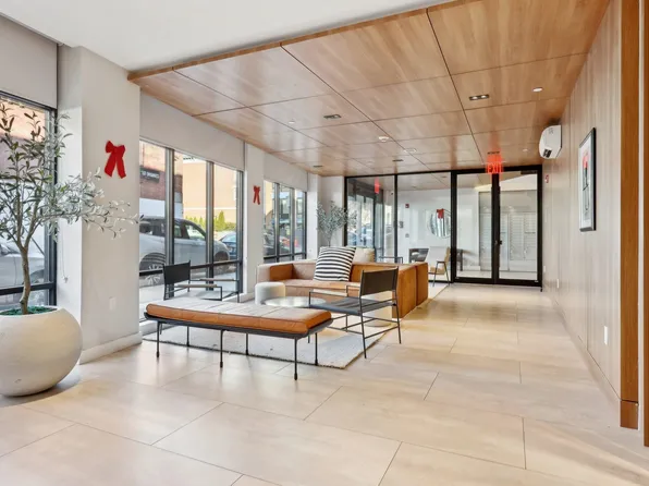 424 Arlington Avenue image 4 of 25