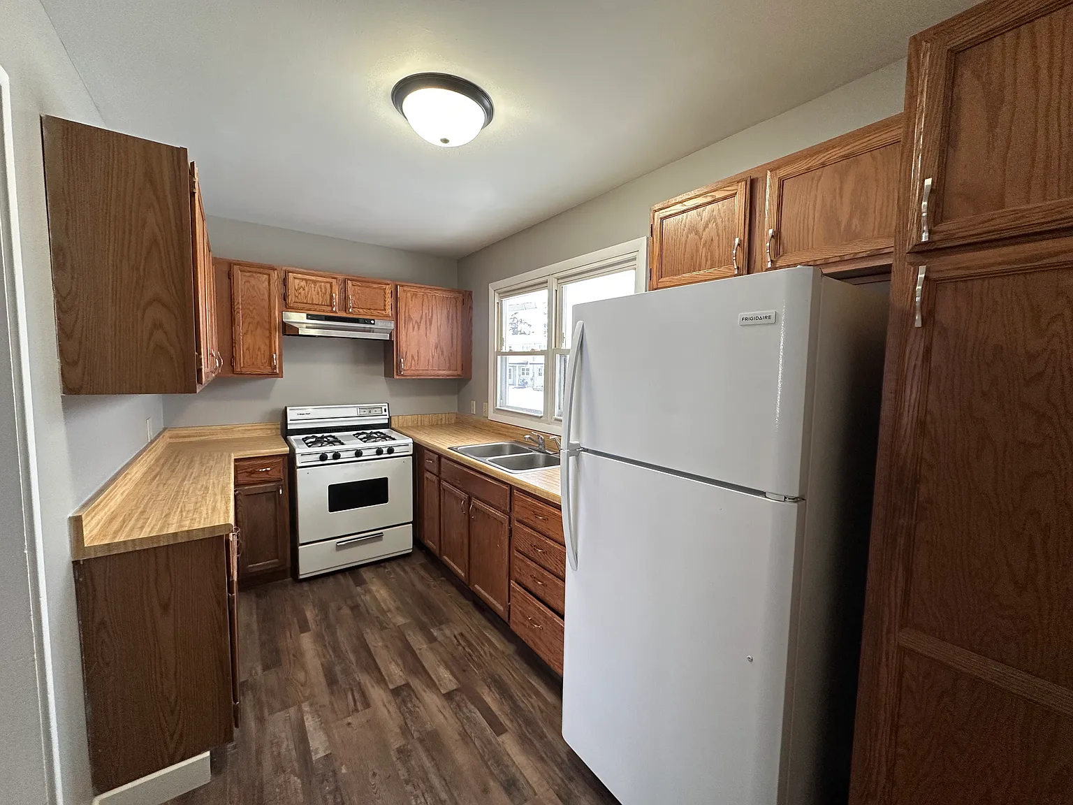 3 bed, 14 sqft, $995 — Photo 2