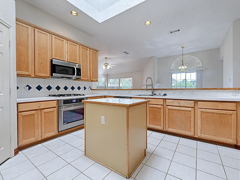 7512 Vineyard Dr — Photo 8