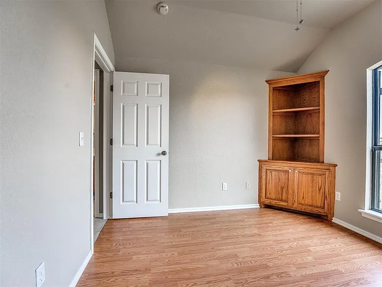 1209 Stoneridge Dr — Photo 4