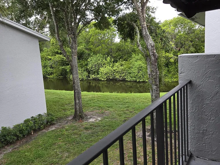 1141 Lake Victoria Dr #H — Photo 3