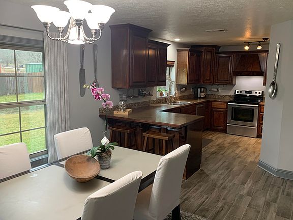 3rd image of 118 W Tyler Ln
