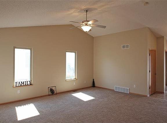 2nd image of 512 E Goldfinch Dr