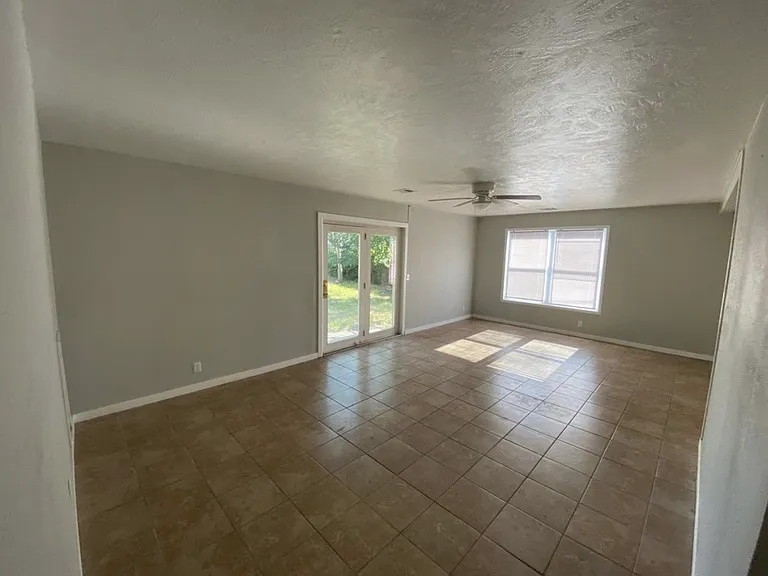 4925 Amherst Dr — Photo 2