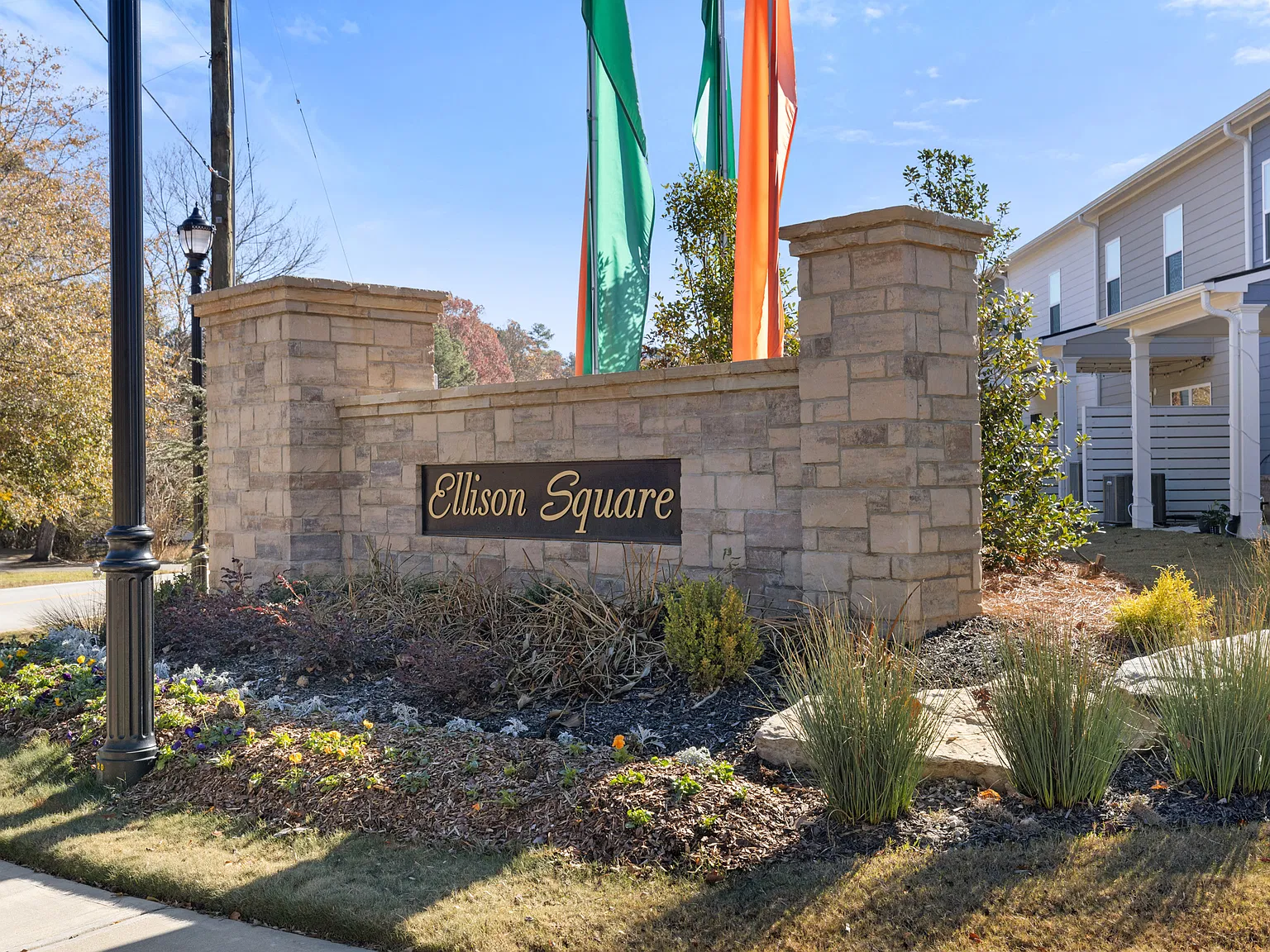 1156 Chastain Dr — Photo 1