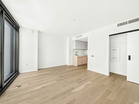 4th image of 333 Ward Ave #422