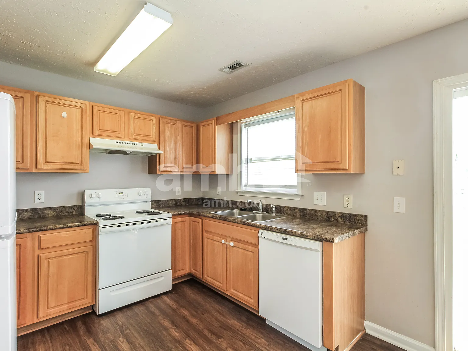 3 bed, 2.0 bath, 1162 sqft, $1,915 — Photo 3