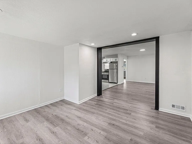 9113 Askew Ave — Photo 12