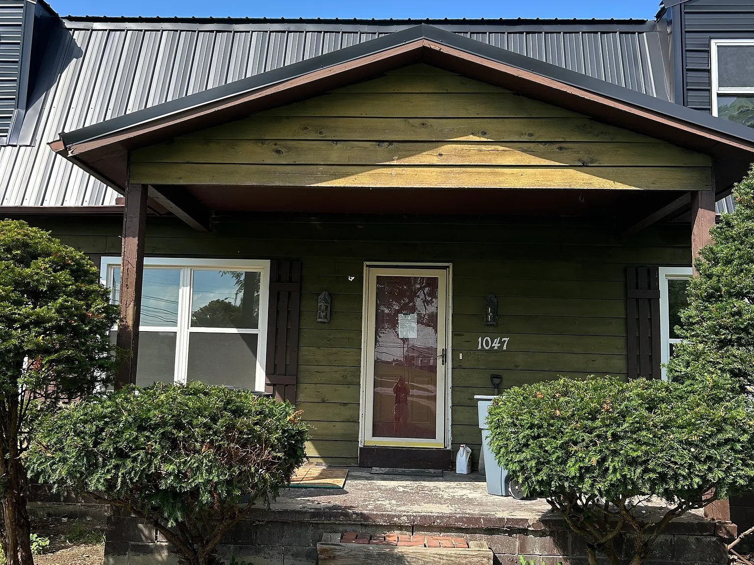 3 bed, 2.5 bath, 3000 sqft, $2,100 — Photo 1