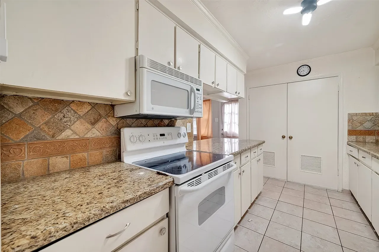 3 bed, 2.5 bath, 1700 sqft, $1,499 — Photo 1