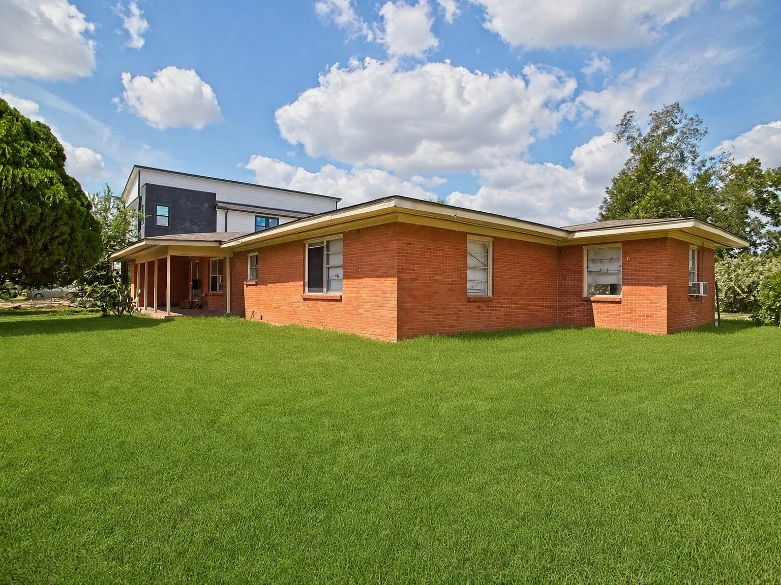5 bed, 2.0 bath, 2914 sqft, $2,100 — Photo 3