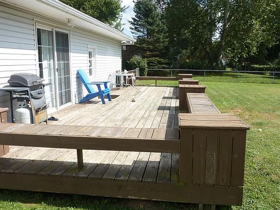 4th image of 221 Echo Dr
