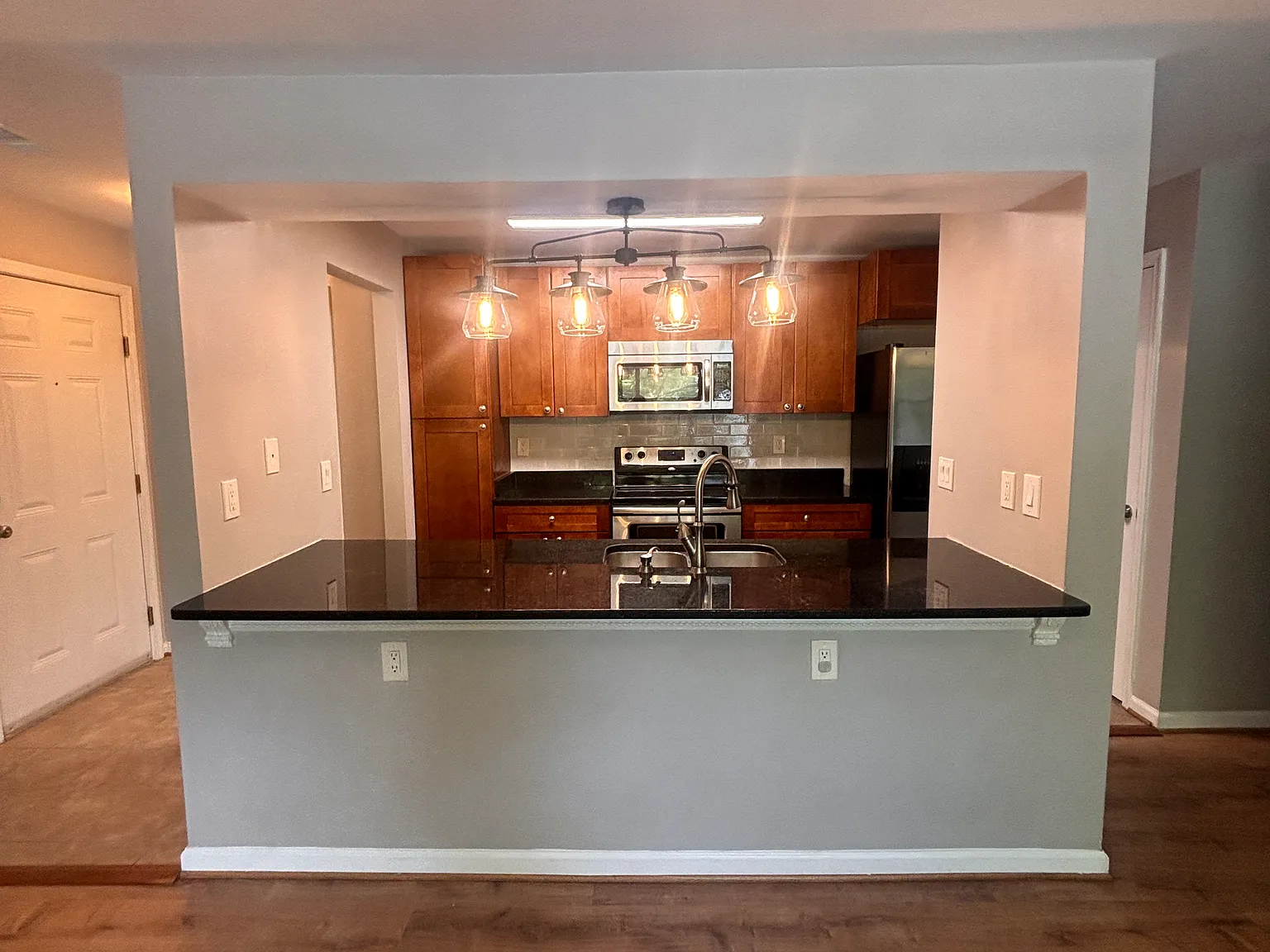3 bed, 1000 sqft, $2,250 — Photo 3