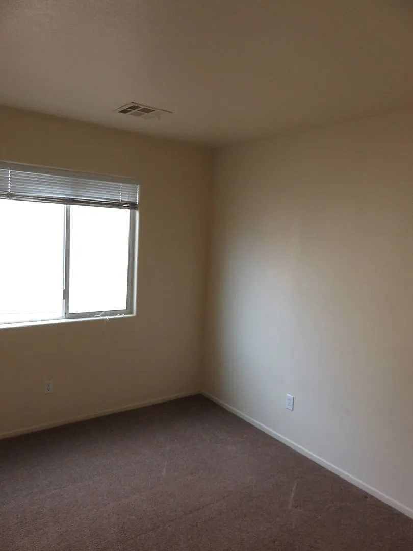 Huge family room with kitchen nicely tucked in the middle. — Photo 4