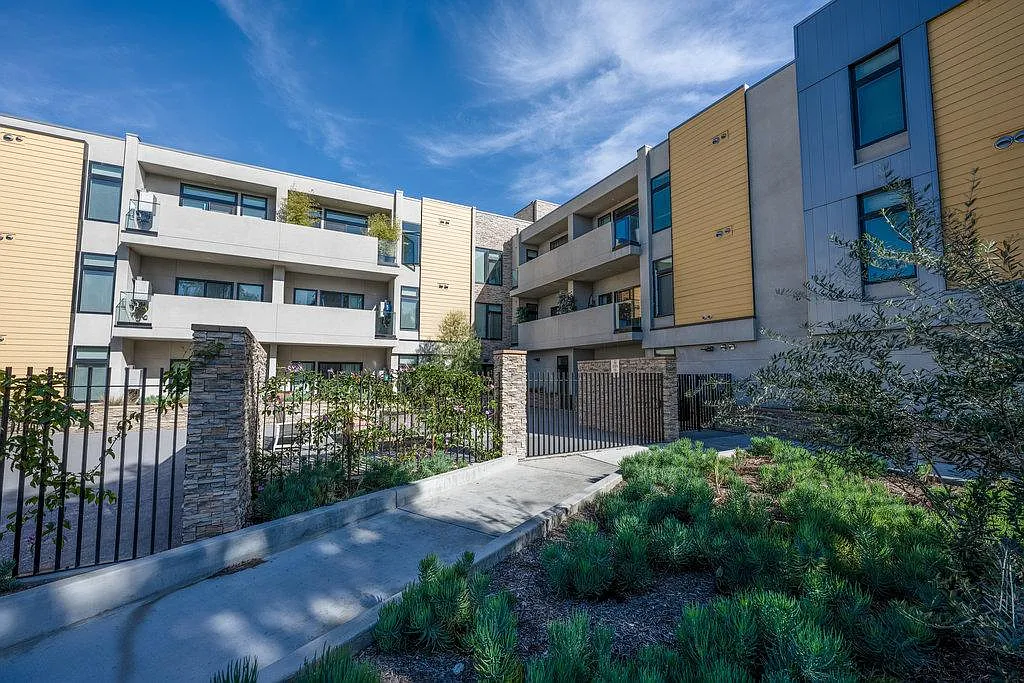 Glenoaks Residences — Photo 2