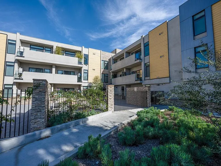 Glenoaks Residences — Photo 2