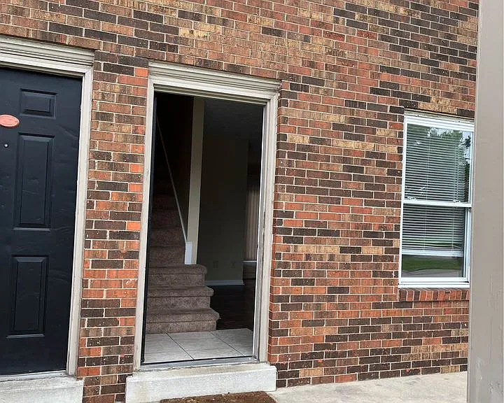 250 Wayne Dr #4D — Photo 1