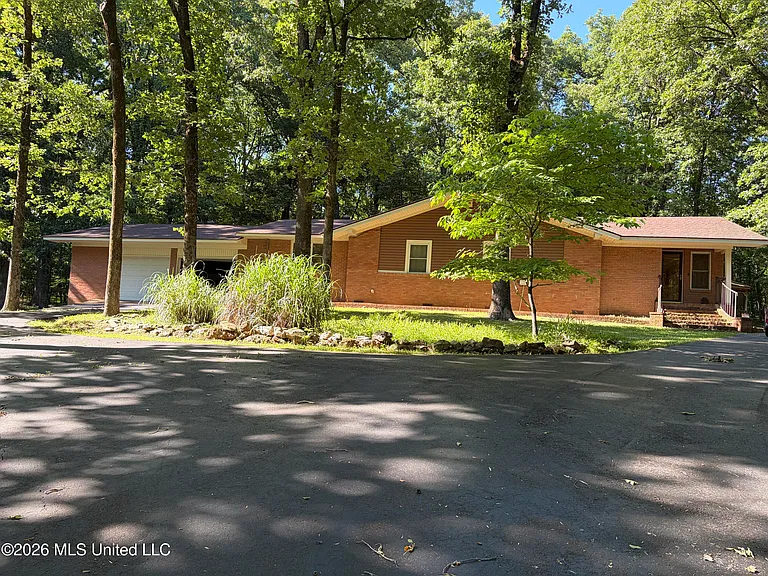 870 Green Acres Dr — Photo 1