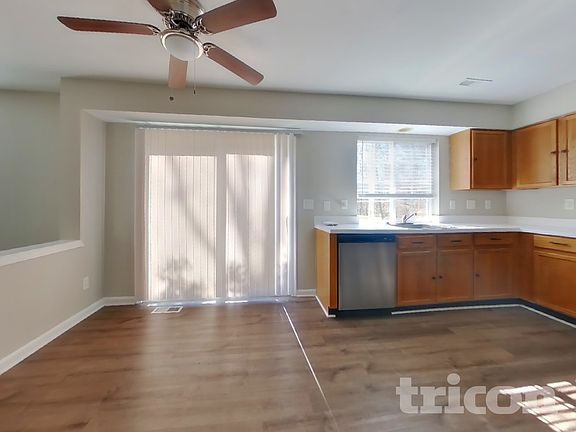 3rd image of 4655 Queens Grove St