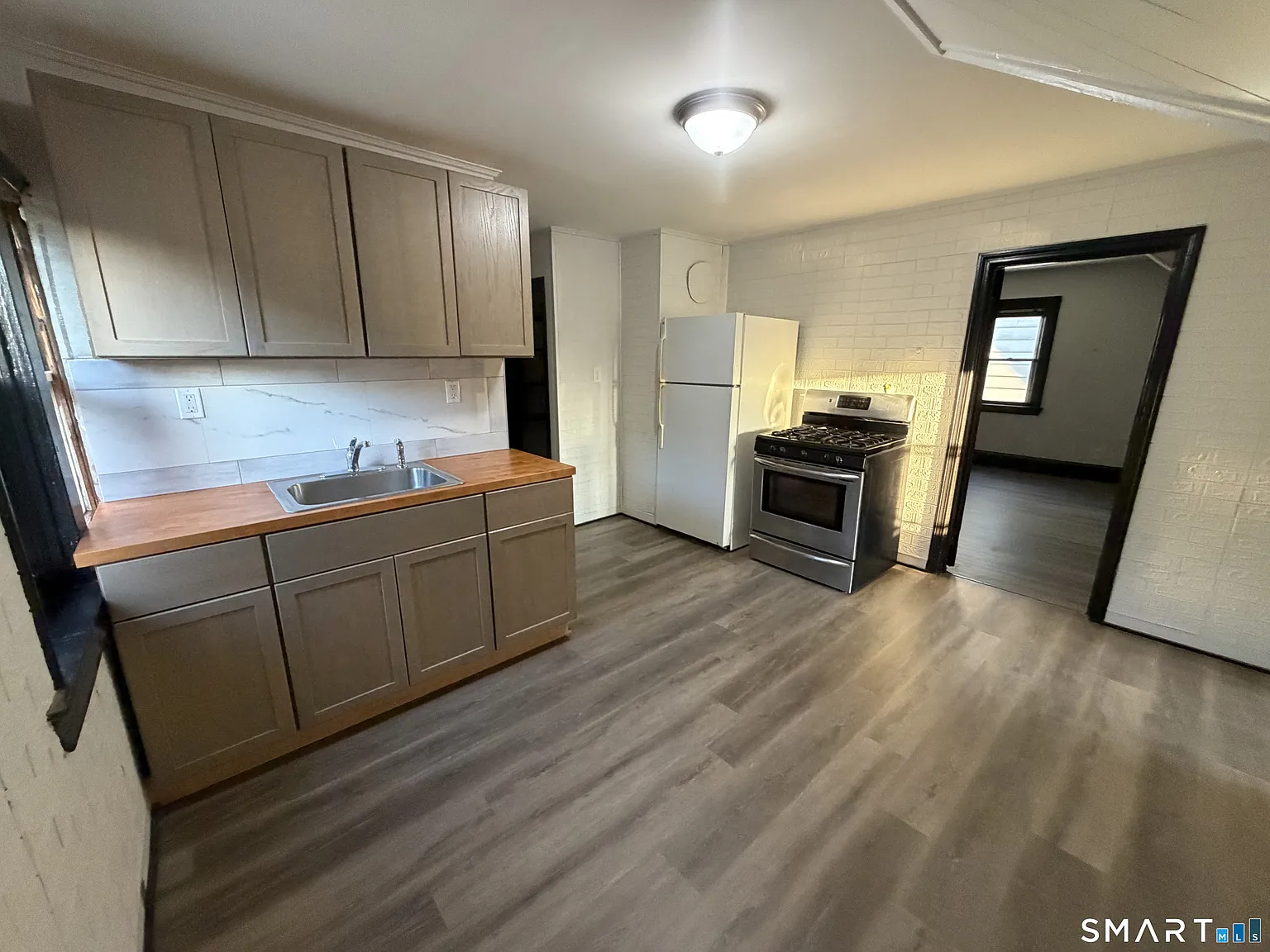 2 bed, 1.0 bath, 2863 sqft, $1,700 — Photo 4