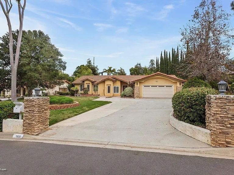 1654 Candlelight Ave — Photo 6