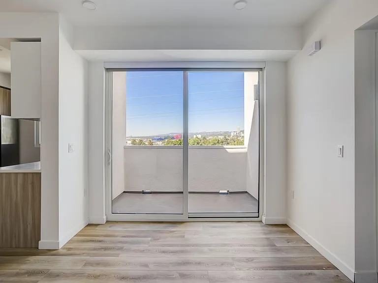 Fairfax Apartments — Photo 27