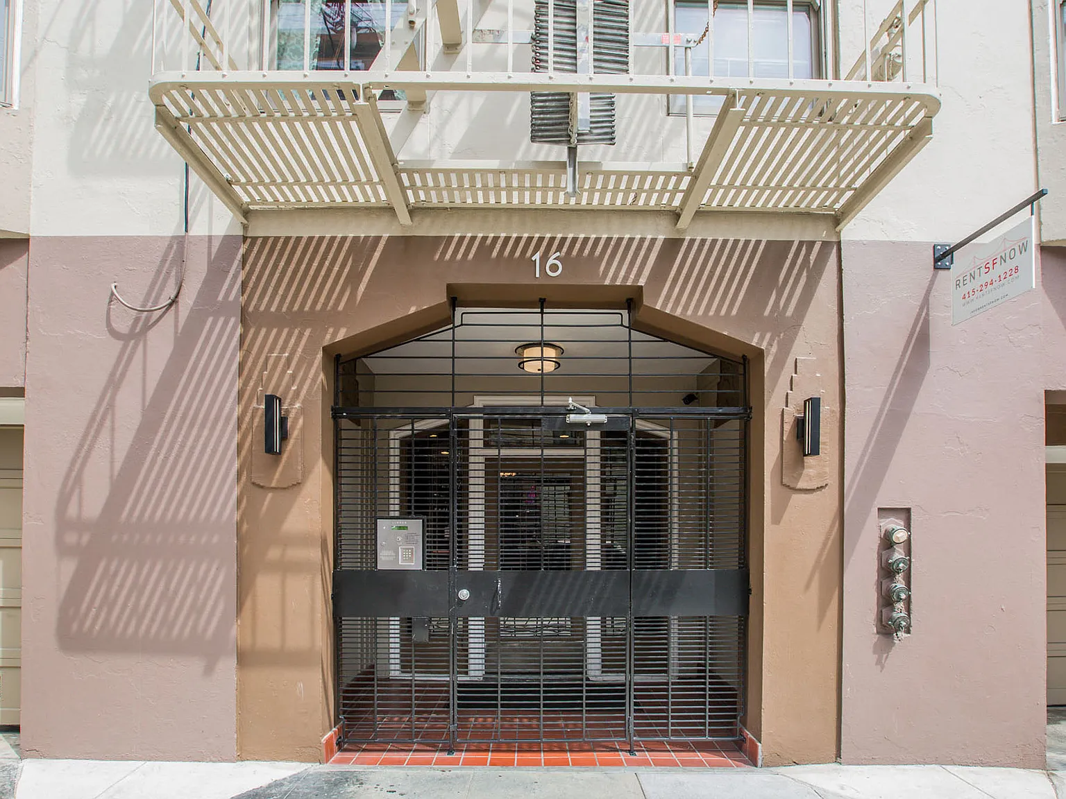 16 Laguna — Photo 2