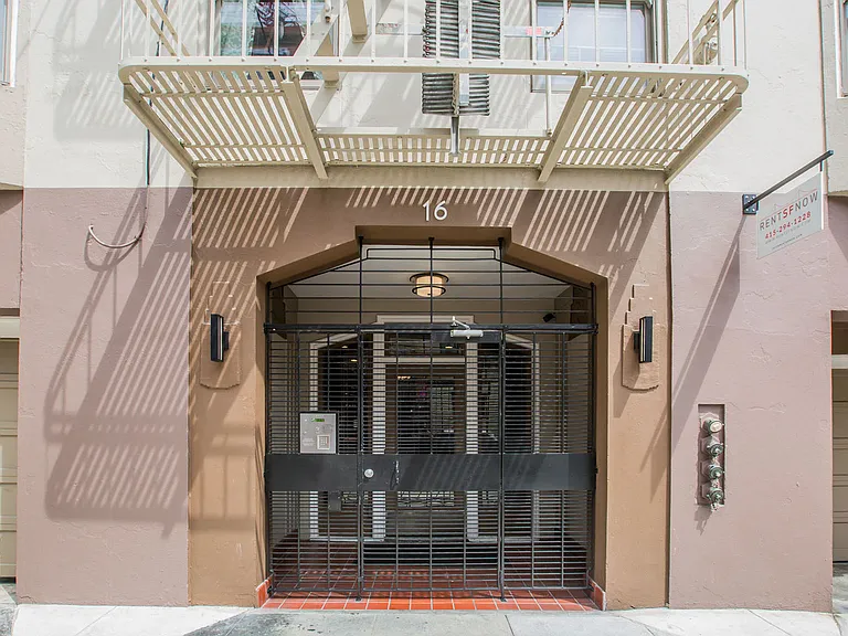 16 Laguna — Photo 2