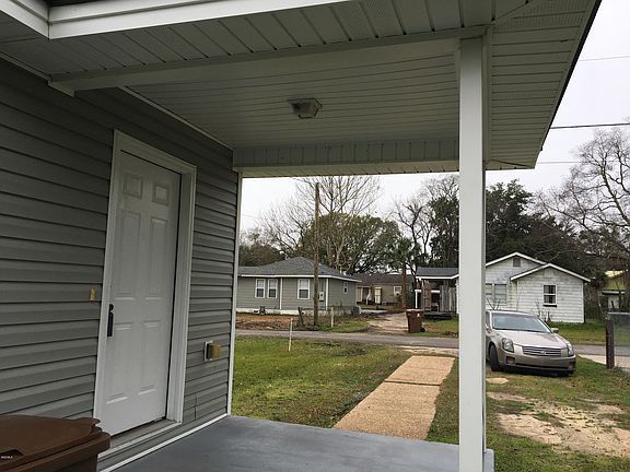 4th image of 172 Dahlia St