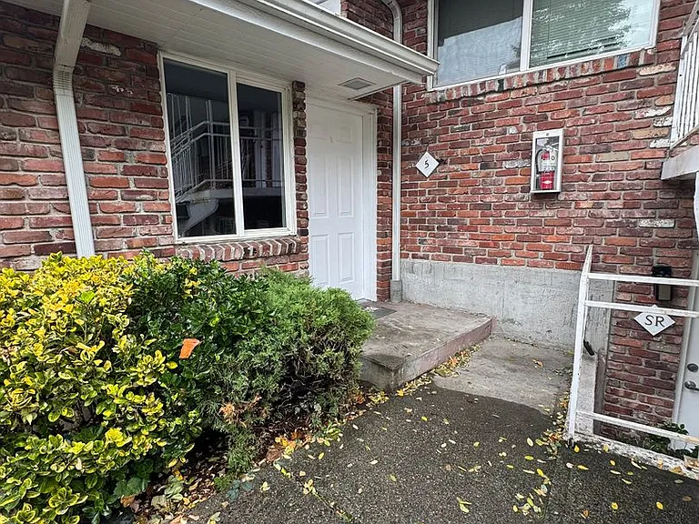 2625 NE 9th Pl — Photo 2