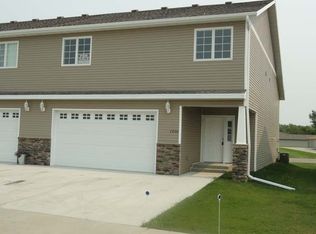 2806 Waters Edge Ln, Mandan, ND 58554