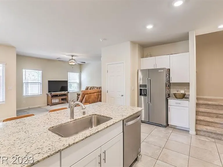 7431 Sunray Point St — Photo 4