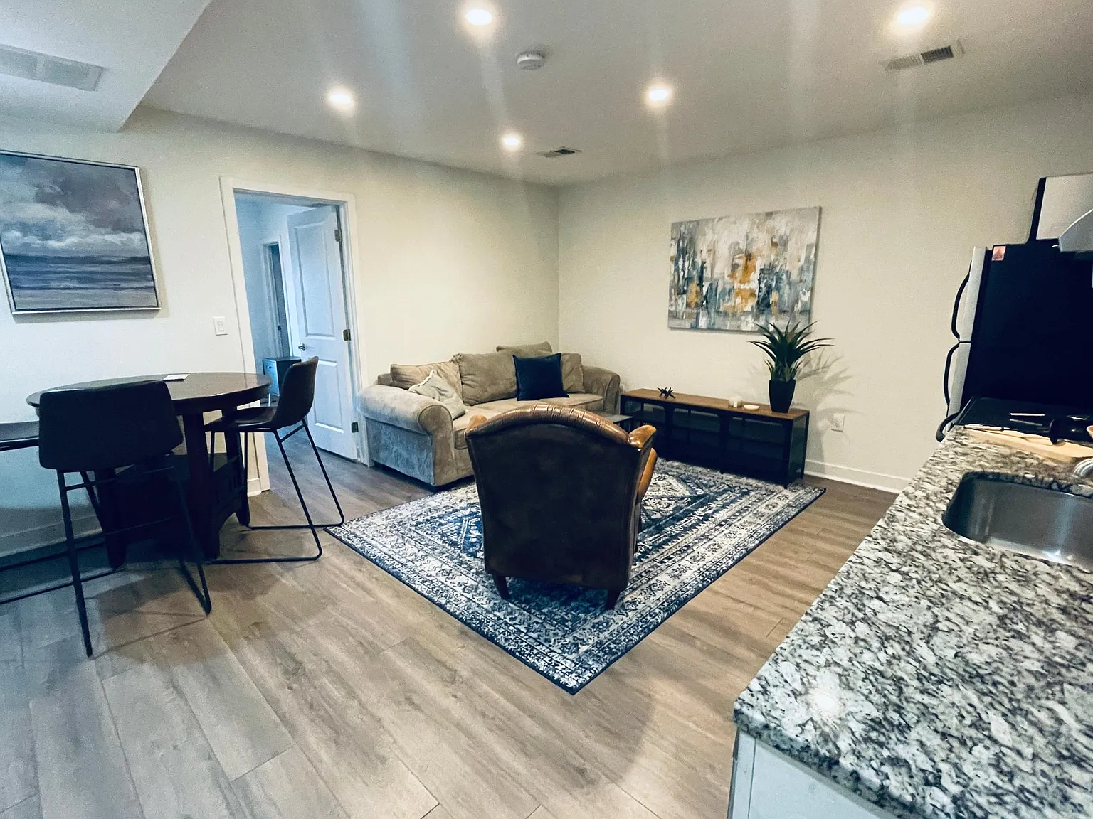 2 bed, 900 sqft, $2,800 — Photo 2