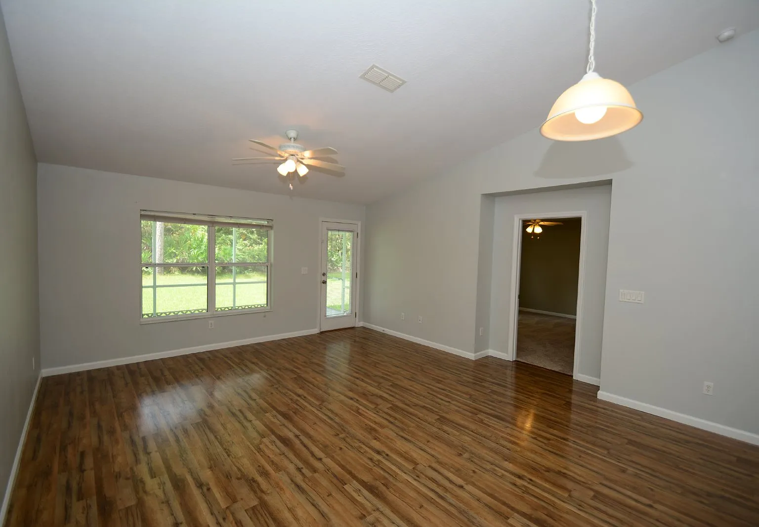 3 bed, 2.0 bath, 1242 sqft, $1,695 — Photo 4