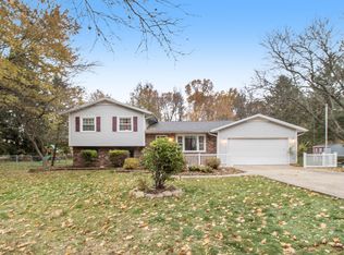 702 Lakeview Rd, Paw Paw, MI 49079