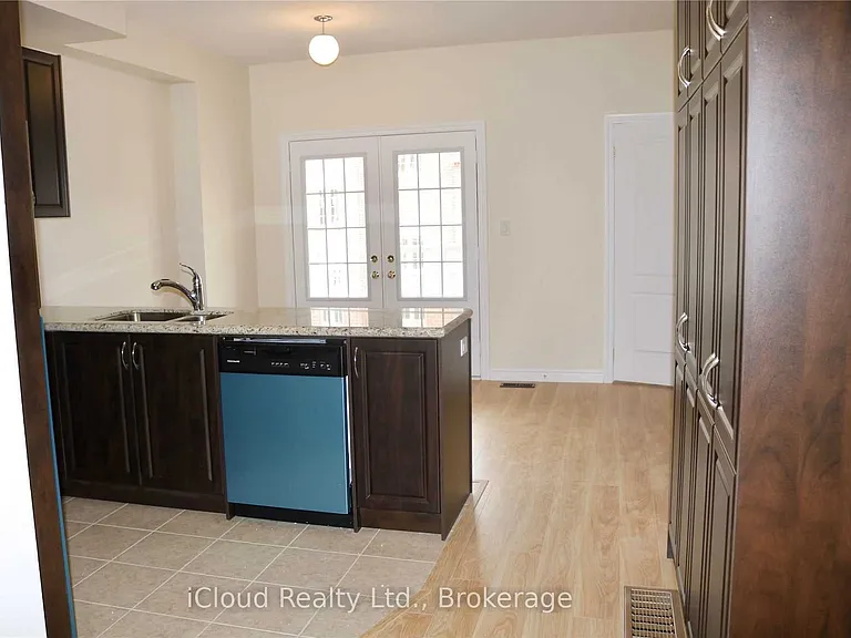 16 Miami Grv — Photo 3