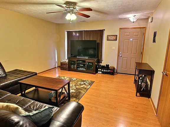 3rd image of 516 Schroeder Ct