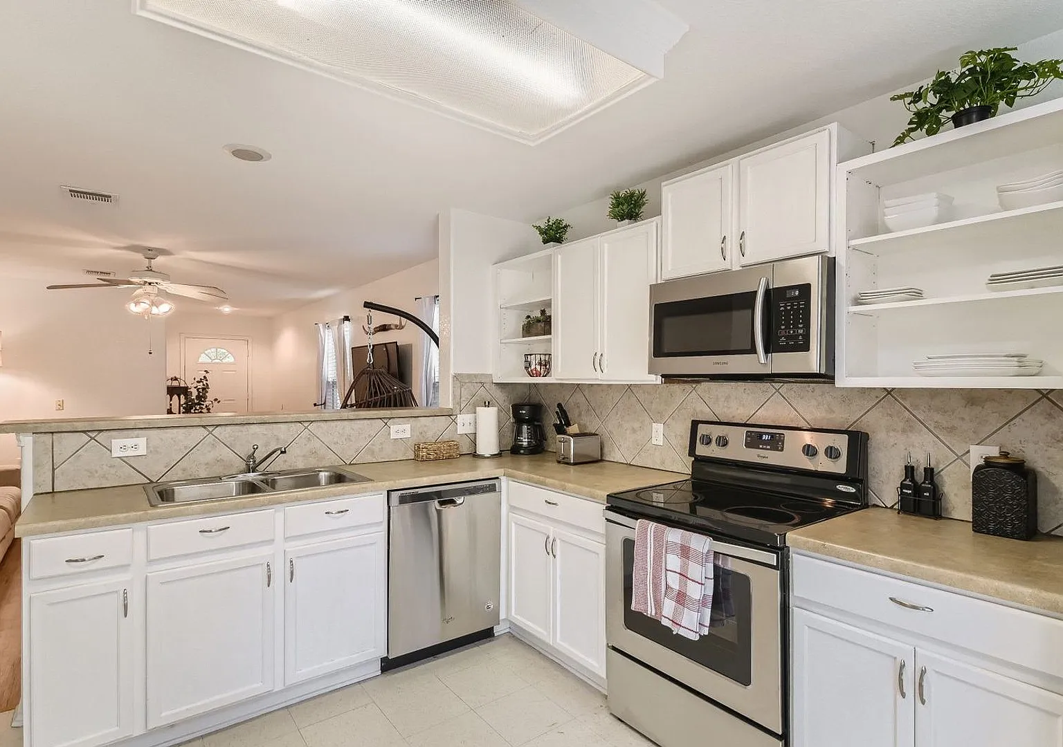 Fully Furnished 3 Bedroom near Greenbelt in Southeast Austin- Easy Access to 35! — Photo 1