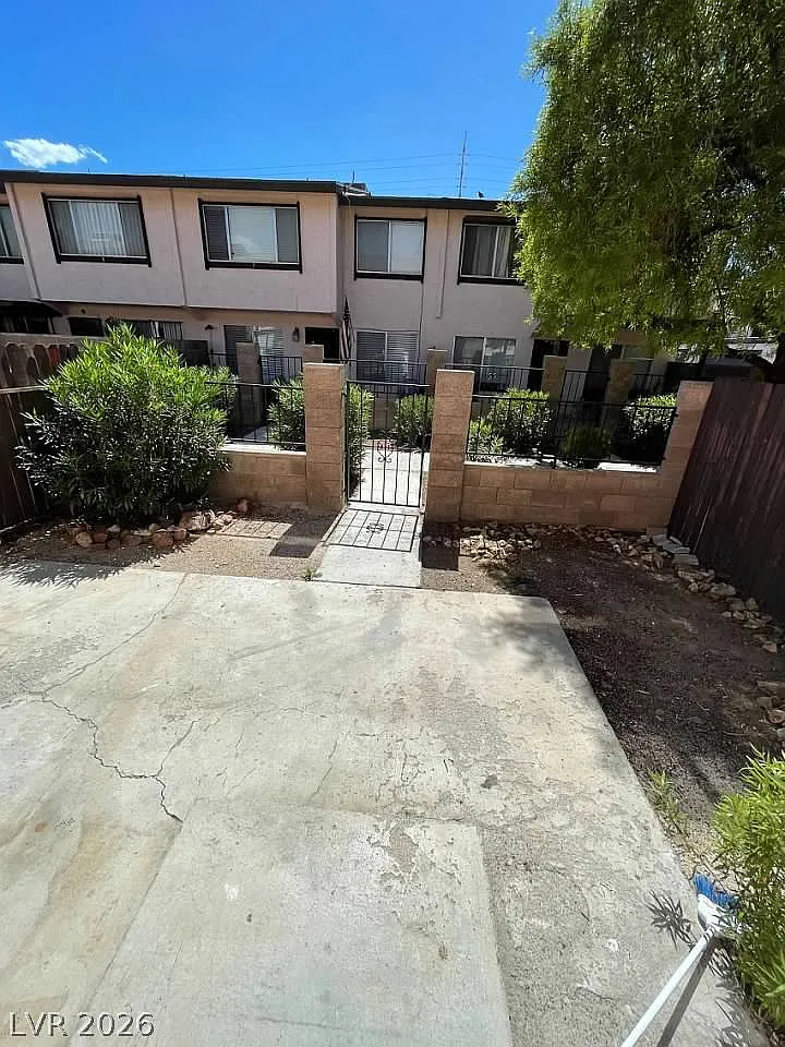3 bed, 1.5 bath, 1220 sqft, $1,659 — Photo 2