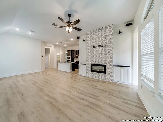 5 bed, 3.0 bath, 2106 sqft, $2,550 — Photo 2