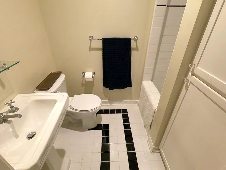 2285 N Beachwood Dr #12 — Photo 26