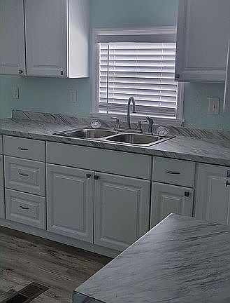 5th image of 4804 Goldfinch Dr