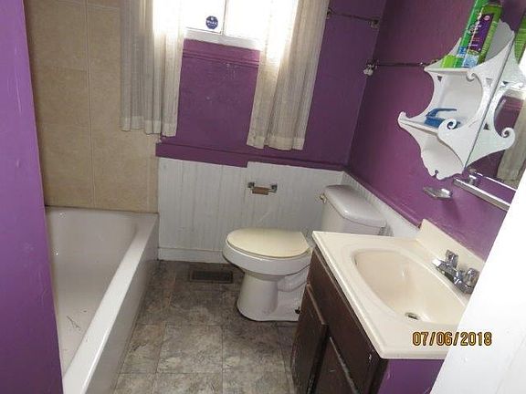 5th image of 1037 Henley St