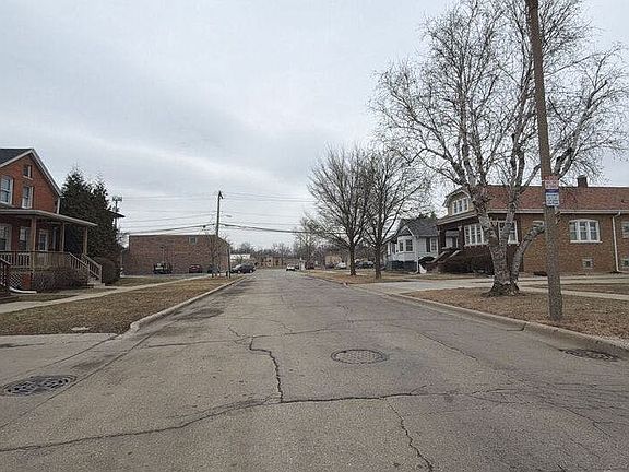 5th image of 3947 Center Ave