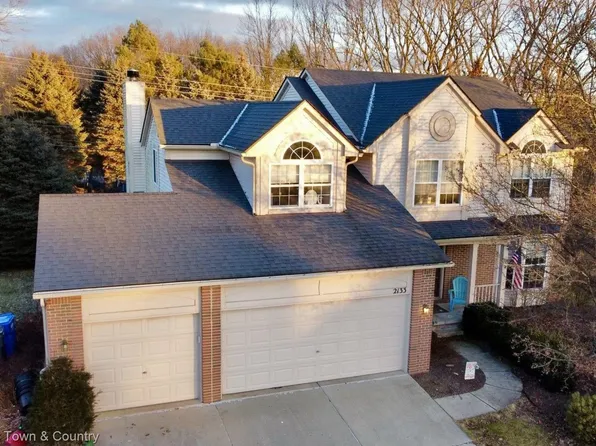2133 Cobblestone Ln, Brighton, MI 48114