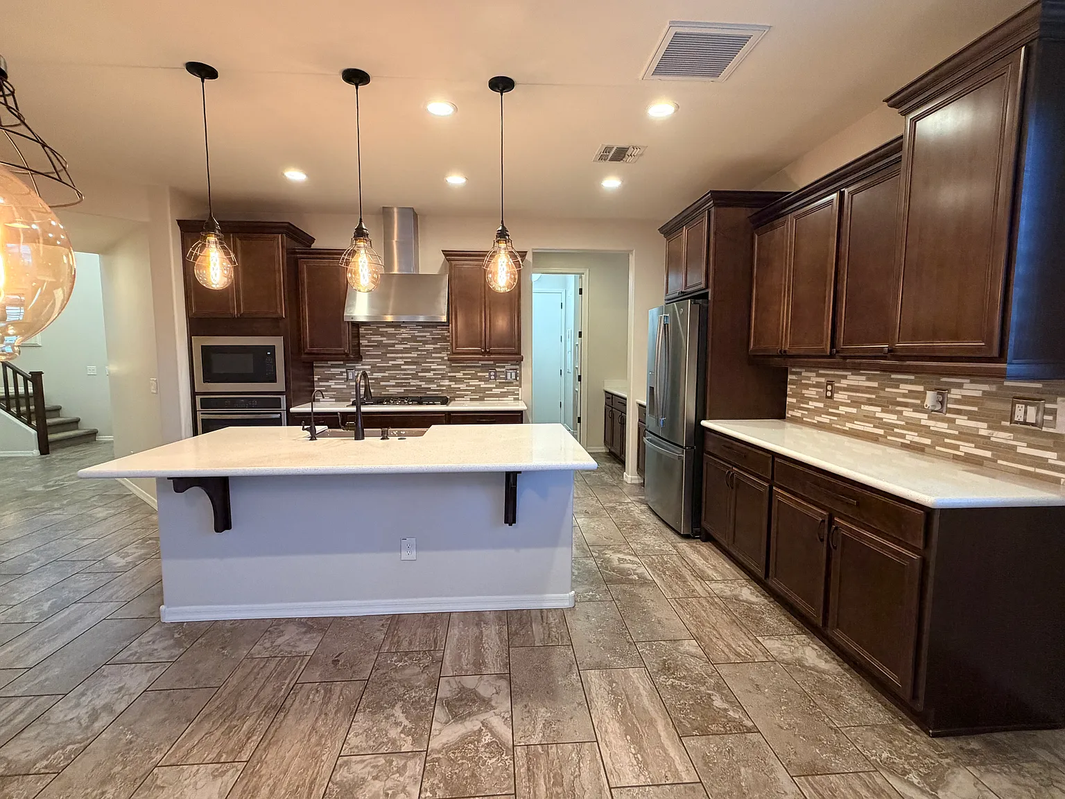 4 bed, 2.5 bath, 2331 sqft, $2,500 — Photo 4