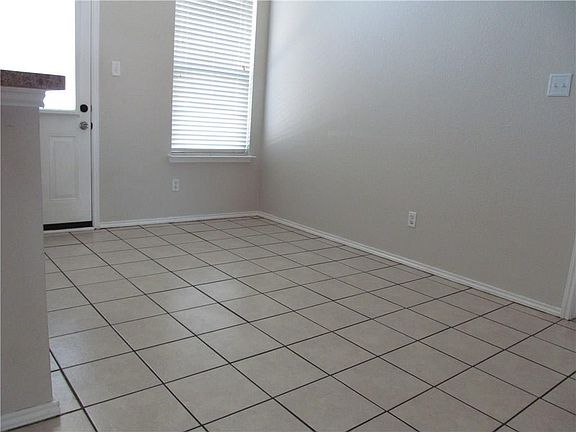 5th image of 2933 Oakshire St