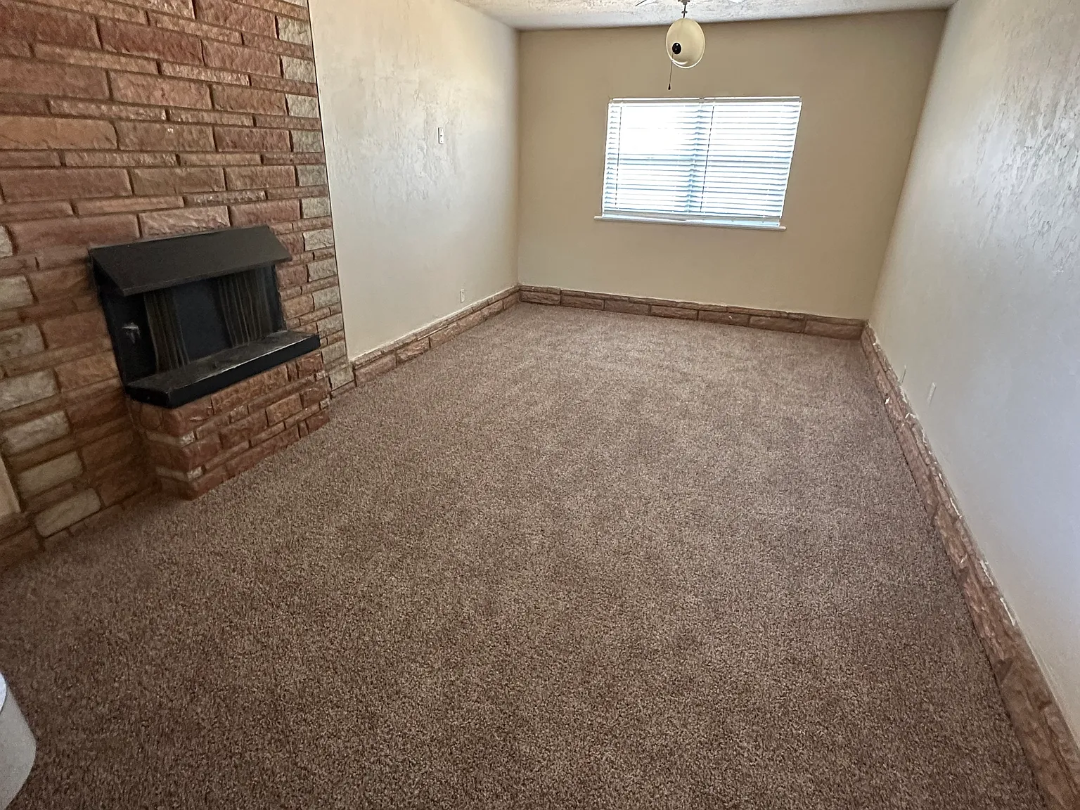 3 bed, 1.5 bath, 1281 sqft, $1,350 — Photo 3
